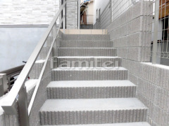玄関アプローチ階段 踏み場 土間コンクリート 蹴上げ縁ライン 化粧ブロック ユニソン ジャスティ