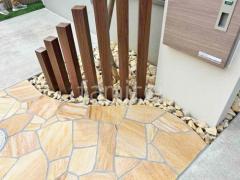 玄関アプローチ 床石貼り 乱形石 石英岩 木製調デザインアルミ角柱 LIXIL 枕木材70角
